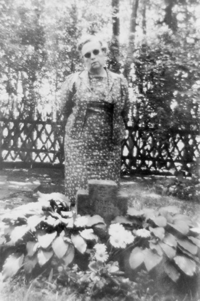(13) A mother at the graveside