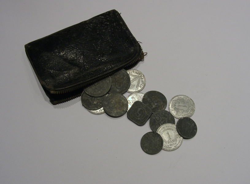 002890029-wallet-and-coins